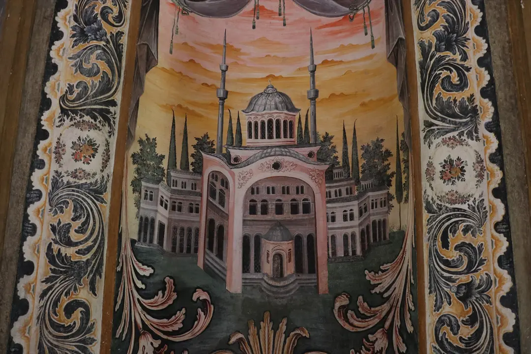Bayraklı Camii: Osmanlı mirası barok süslemelerle korunuyor