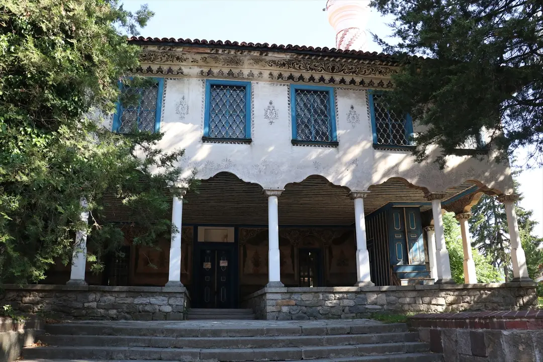 Bayraklı Camii: Osmanlı mirası barok süslemelerle korunuyor
