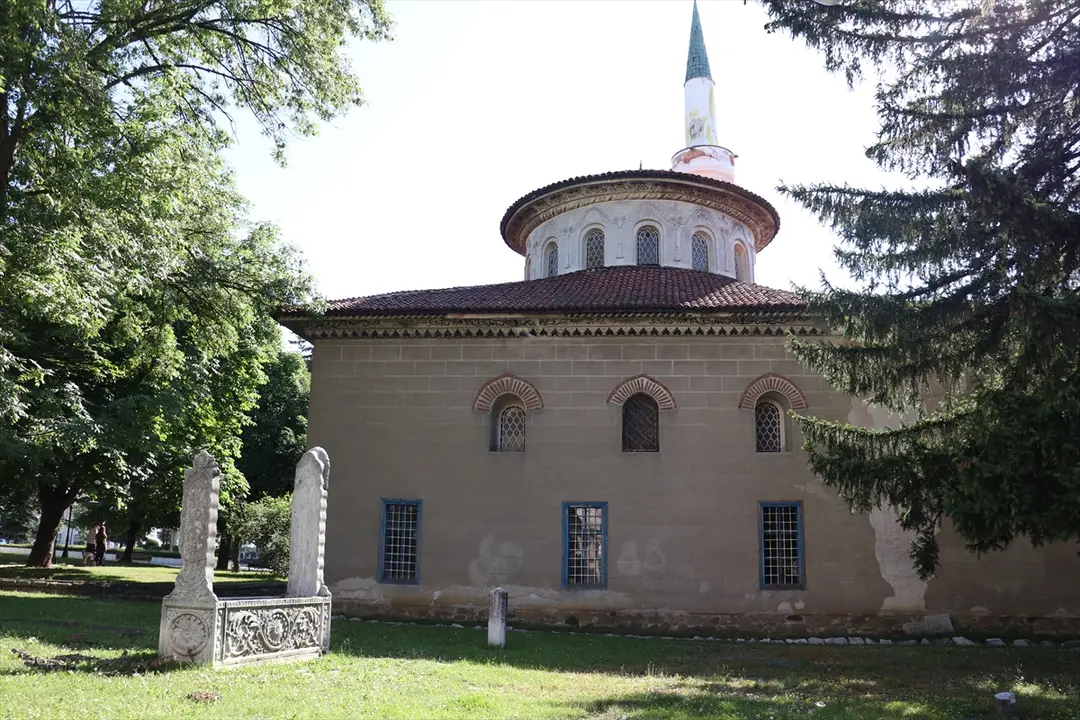 Bayraklı Camii: Osmanlı mirası barok süslemelerle korunuyor