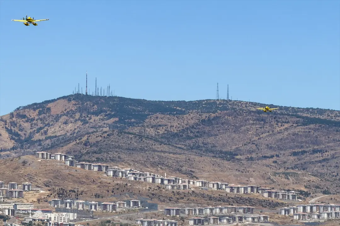 İzmir'de orman yangınına müdahale sürüyor