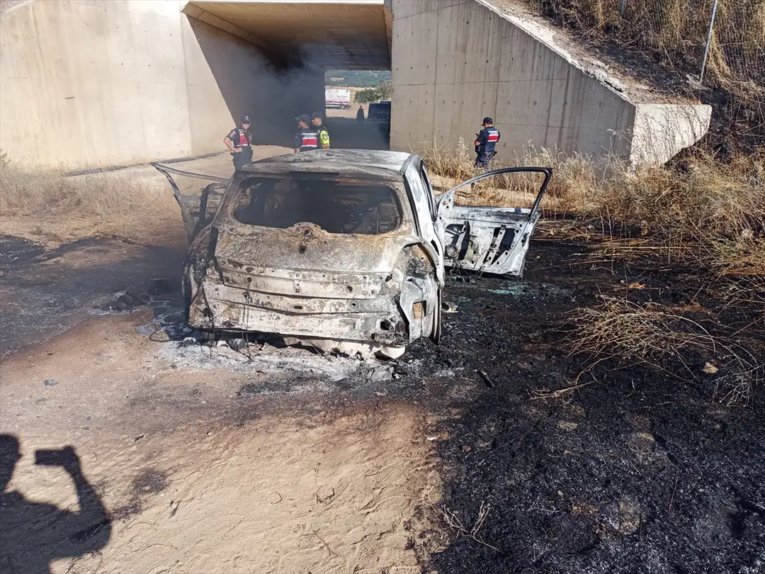 Balıkesir'de otomobil alev aldı: 4 yaralı