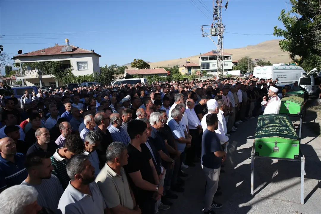 Anne ve iki oğlu trafik kazasında hayatını kaybetti