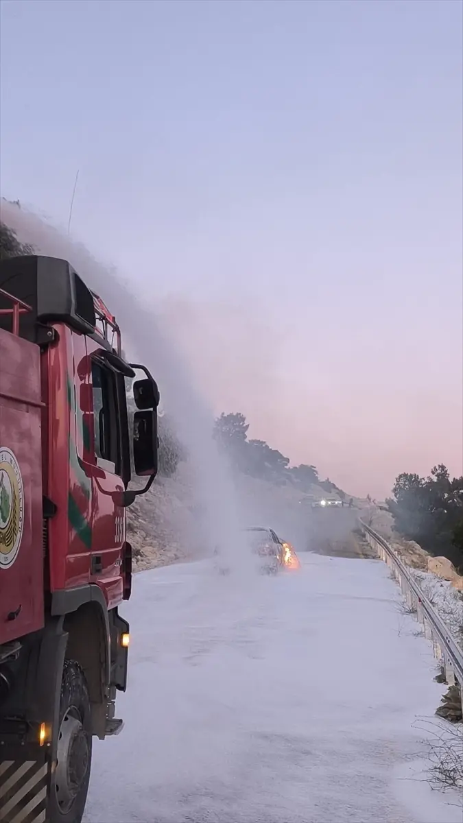 Mersin'de seyir halindeki otomobil alev aldı