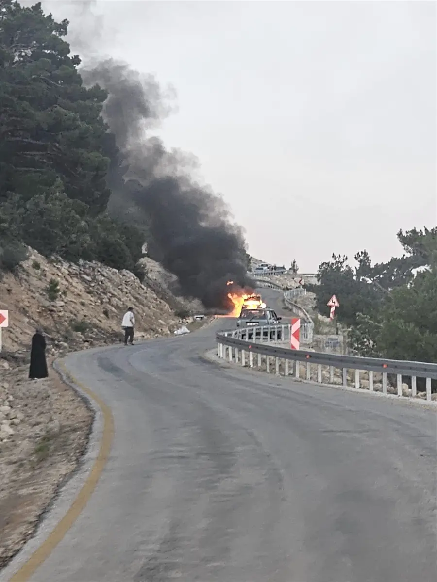 Mersin'de seyir halindeki otomobil alev aldı