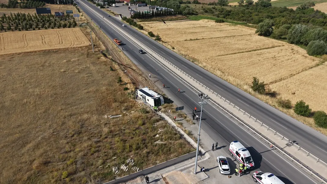 Eskişehir'de yolcu otobüsünün şarampole devrildiği kazada 24 kişi yaralandı