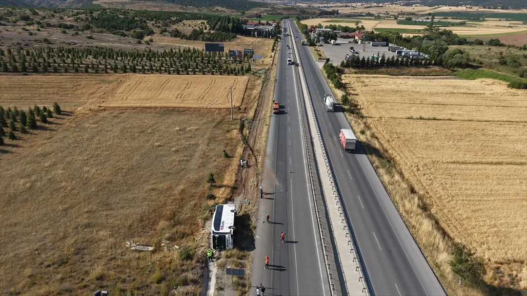 Eskişehir'de yolcu otobüsünün şarampole devrildiği kazada 24 kişi yaralandı