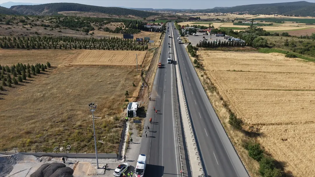 Eskişehir'de yolcu otobüsünün şarampole devrildiği kazada 24 kişi yaralandı