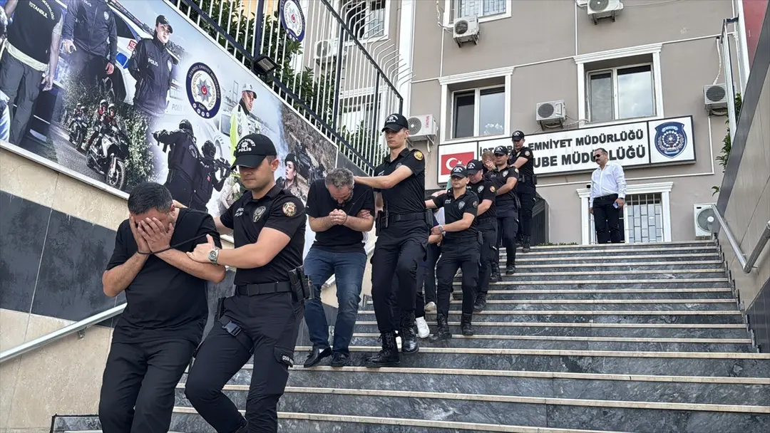İstanbul merkezli dolandırıcılık operasyonunda yakalanan 32 şüpheli adliyede