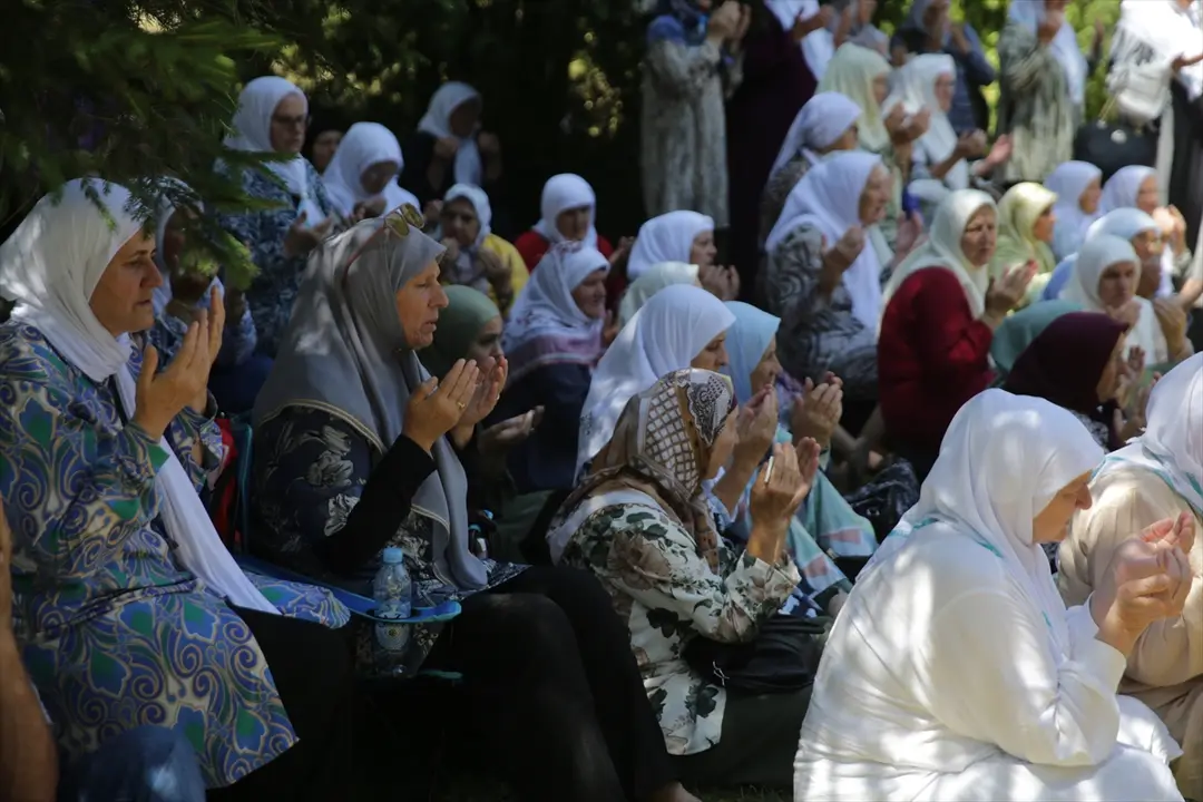 Srebrenitsa'da katledilen 6 genç anıldı