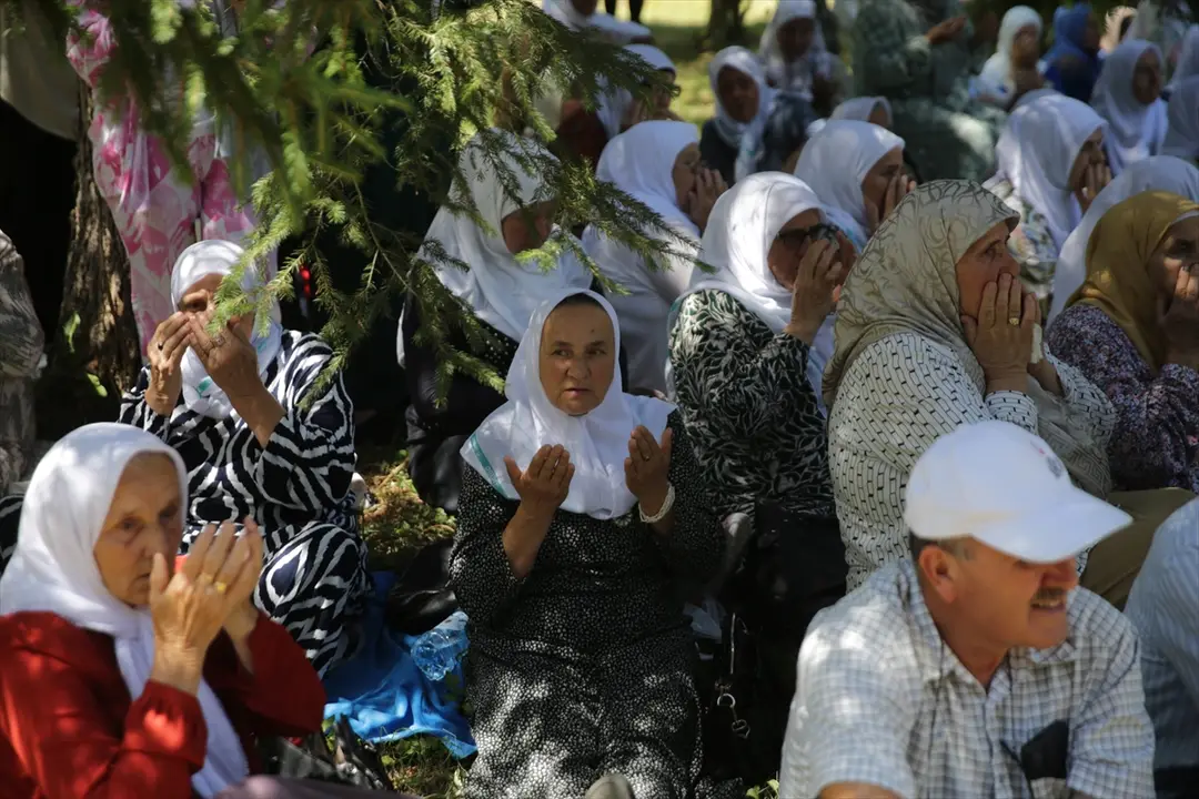 Srebrenitsa'da katledilen 6 genç anıldı