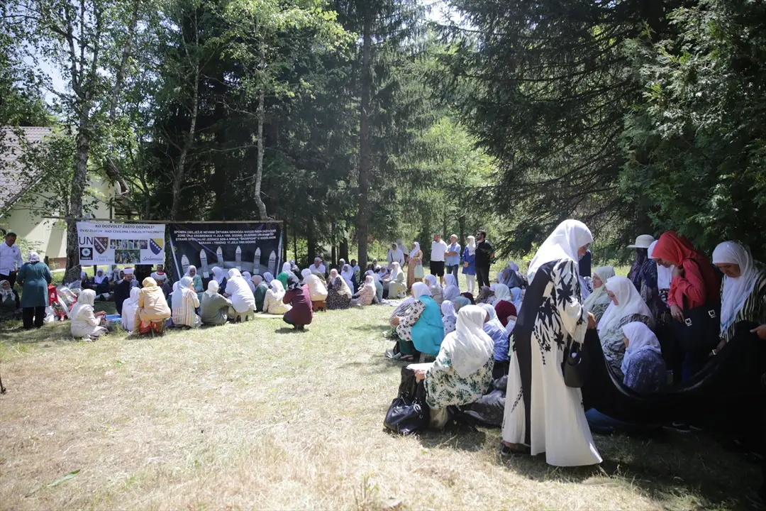 Srebrenitsa'da katledilen 6 genç anıldı