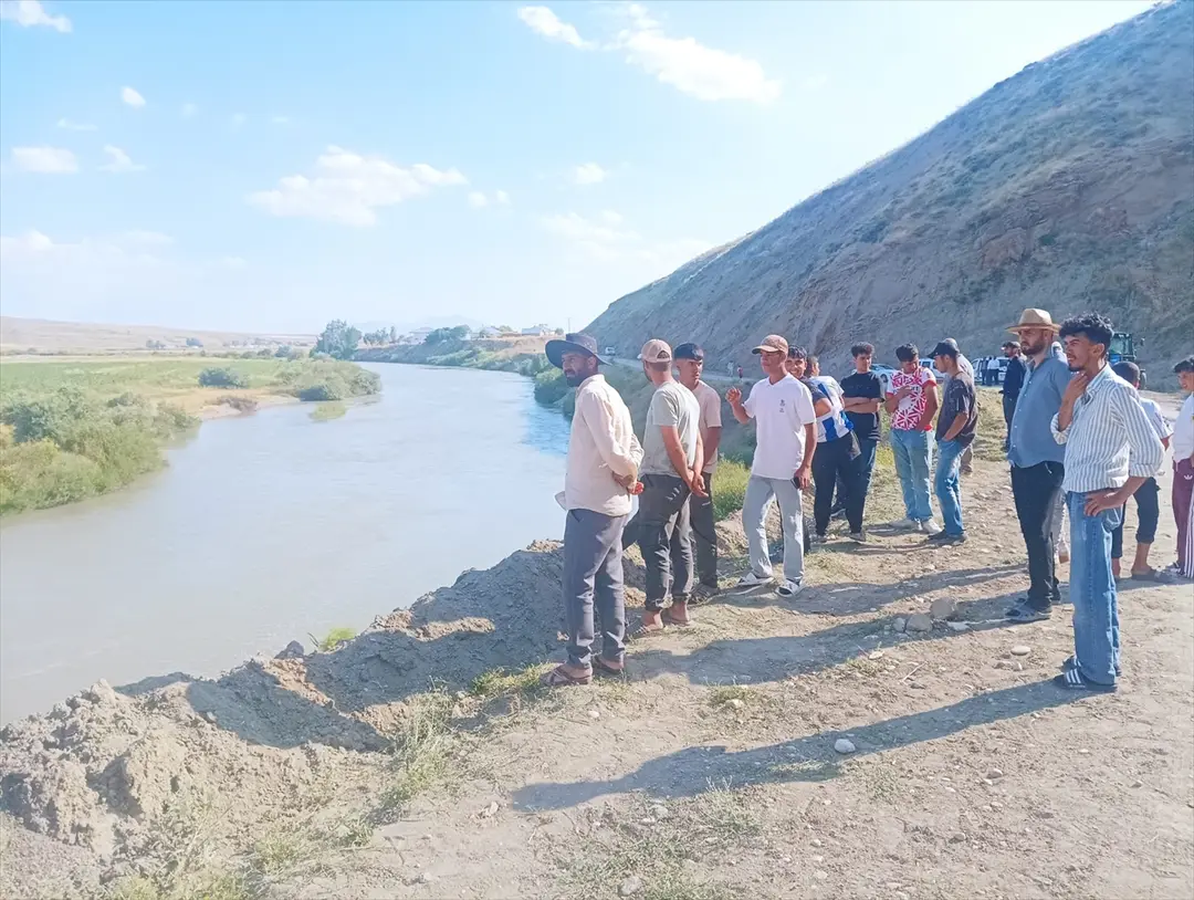 Muş'ta akarsuya düşen iki kardeşten biri öldü, diğeri aranıyor
