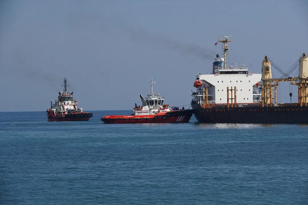 Tekirdağ'da karaya oturan gemi kurtarıldı