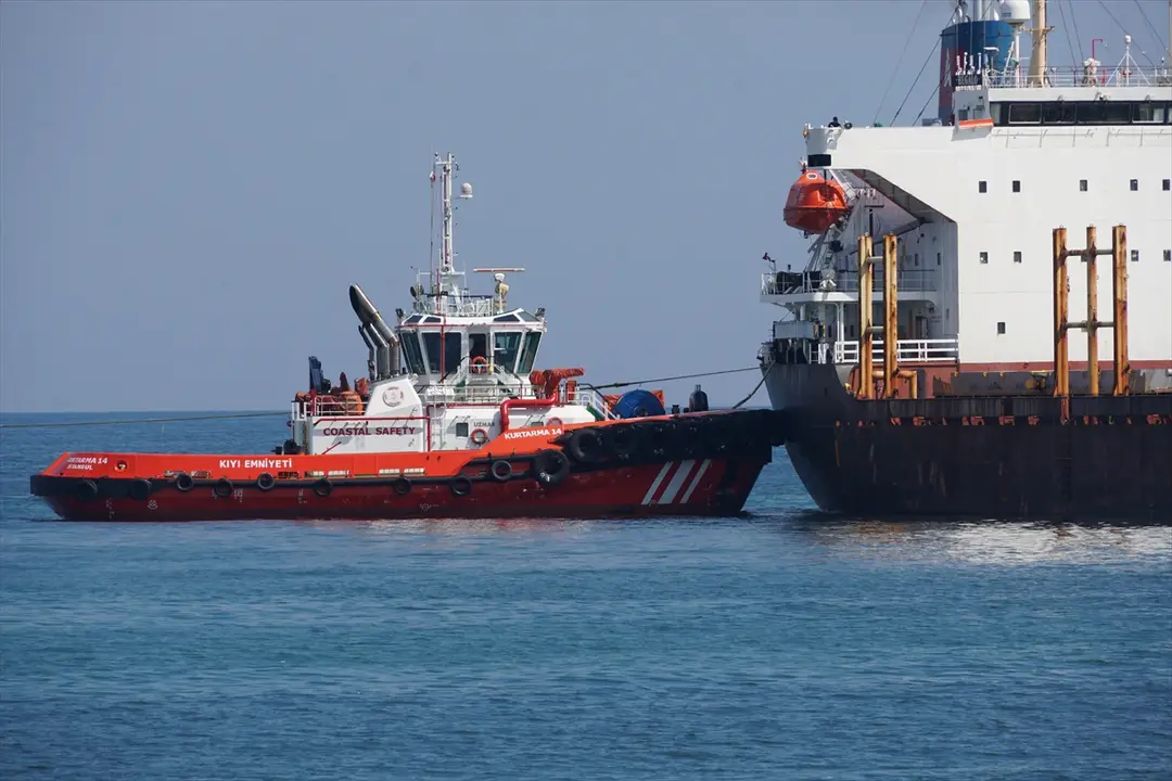 Tekirdağ'da karaya oturan gemi kurtarıldı