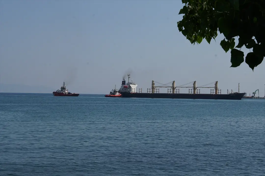 Tekirdağ'da karaya oturan gemi kurtarıldı