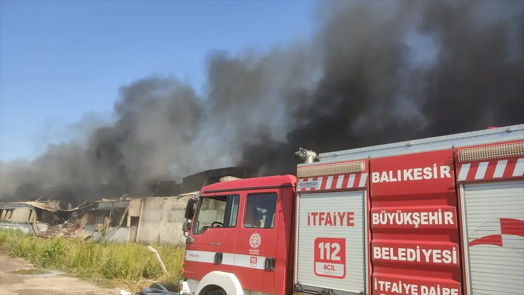 Balıkesir'de geri dönüşüm tesisinde yangın söndürüldü