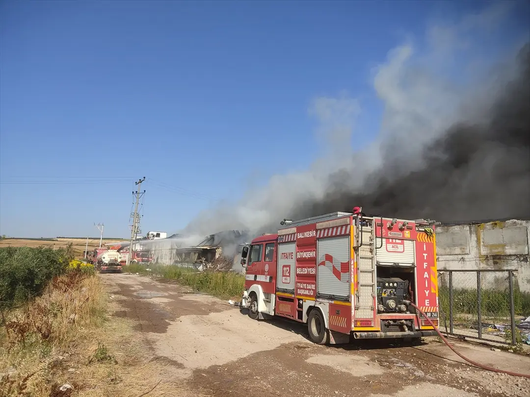 Balıkesir'de geri dönüşüm tesisinde yangın söndürüldü