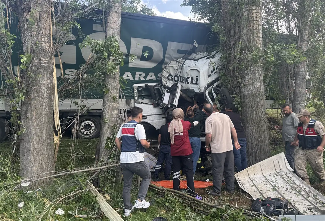 Erzurum'da tır kaza yaptı: Sürücü öldü