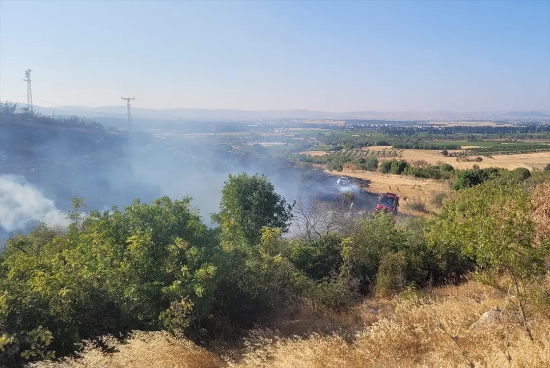 Balıkesir'deki arazi yangını havadan ve karadan kontrol altında