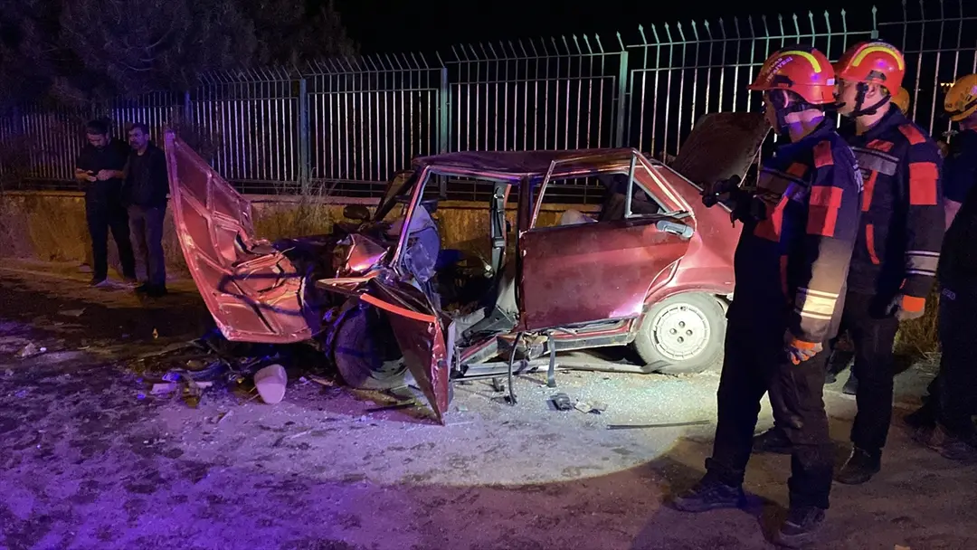 Sivas'ta iki otomobilin çarpıştığı kazada 1 kişi öldü, 5 kişi yaralandı