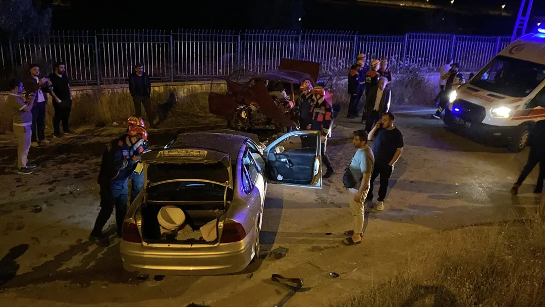 Sivas'ta iki otomobilin çarpıştığı kazada 1 kişi öldü, 5 kişi yaralandı