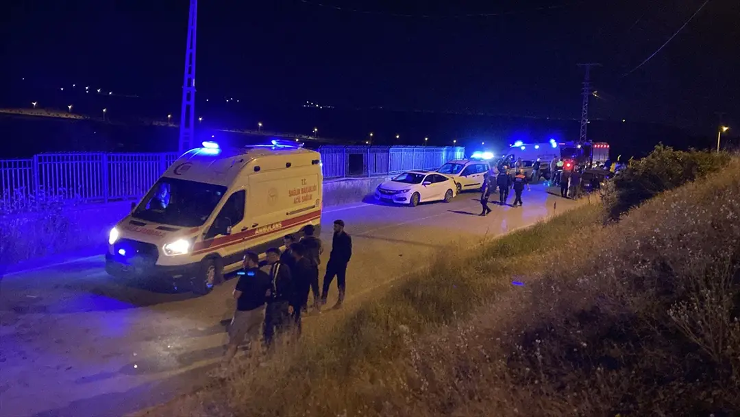 Sivas'ta iki otomobilin çarpıştığı kazada 1 kişi öldü, 5 kişi yaralandı