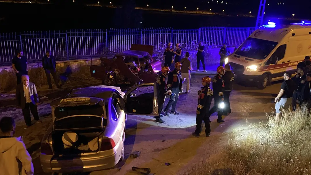 Sivas'ta iki otomobilin çarpıştığı kazada 1 kişi öldü, 5 kişi yaralandı