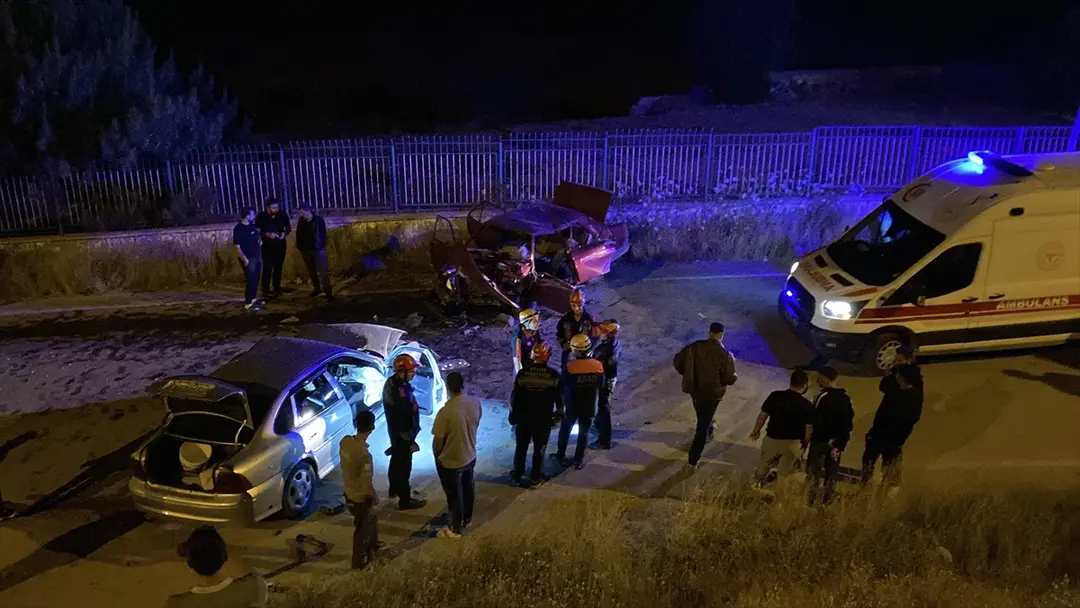 Sivas'ta iki otomobilin çarpıştığı kazada 1 kişi öldü, 5 kişi yaralandı