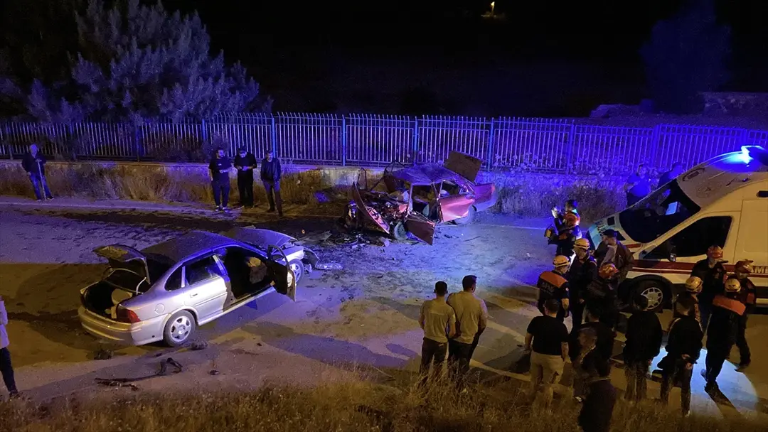 Sivas'ta iki otomobilin çarpıştığı kazada 1 kişi öldü, 5 kişi yaralandı