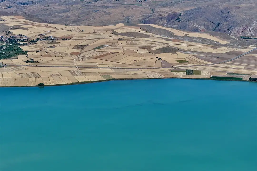 Kayseri Palas Gölü'nde tuz hasadı yağışlara takıldı