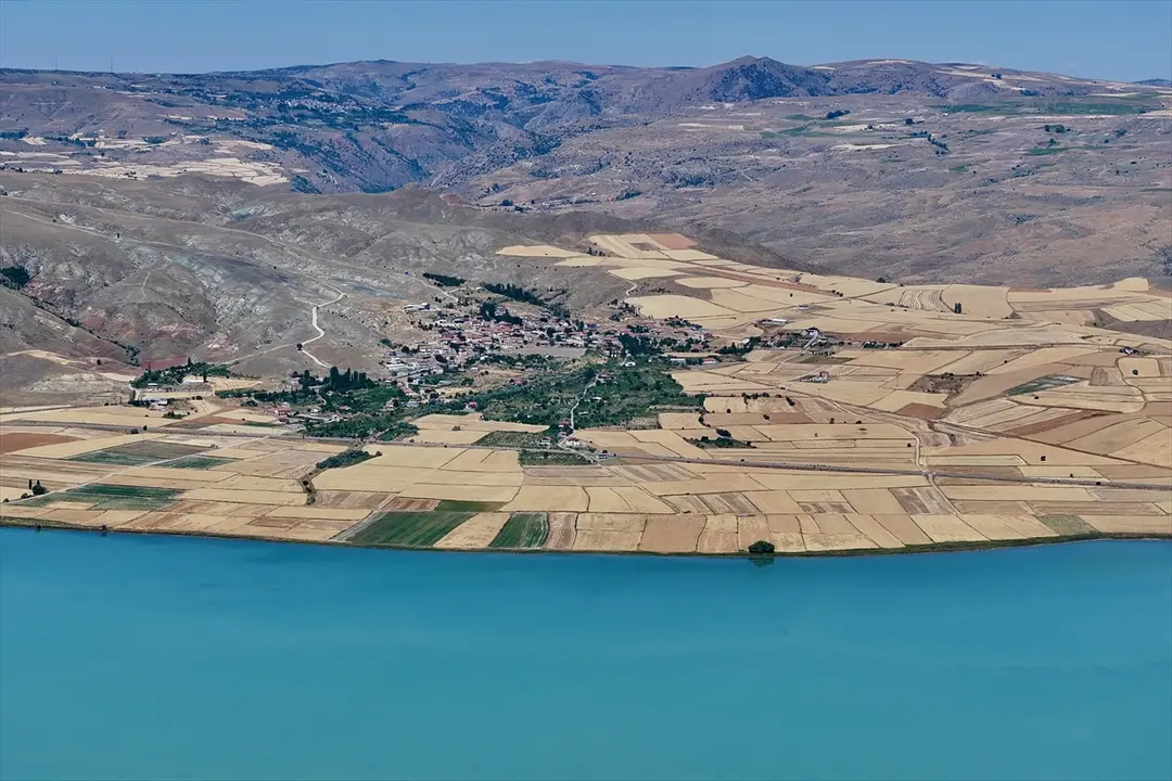 Kayseri Palas Gölü'nde tuz hasadı yağışlara takıldı