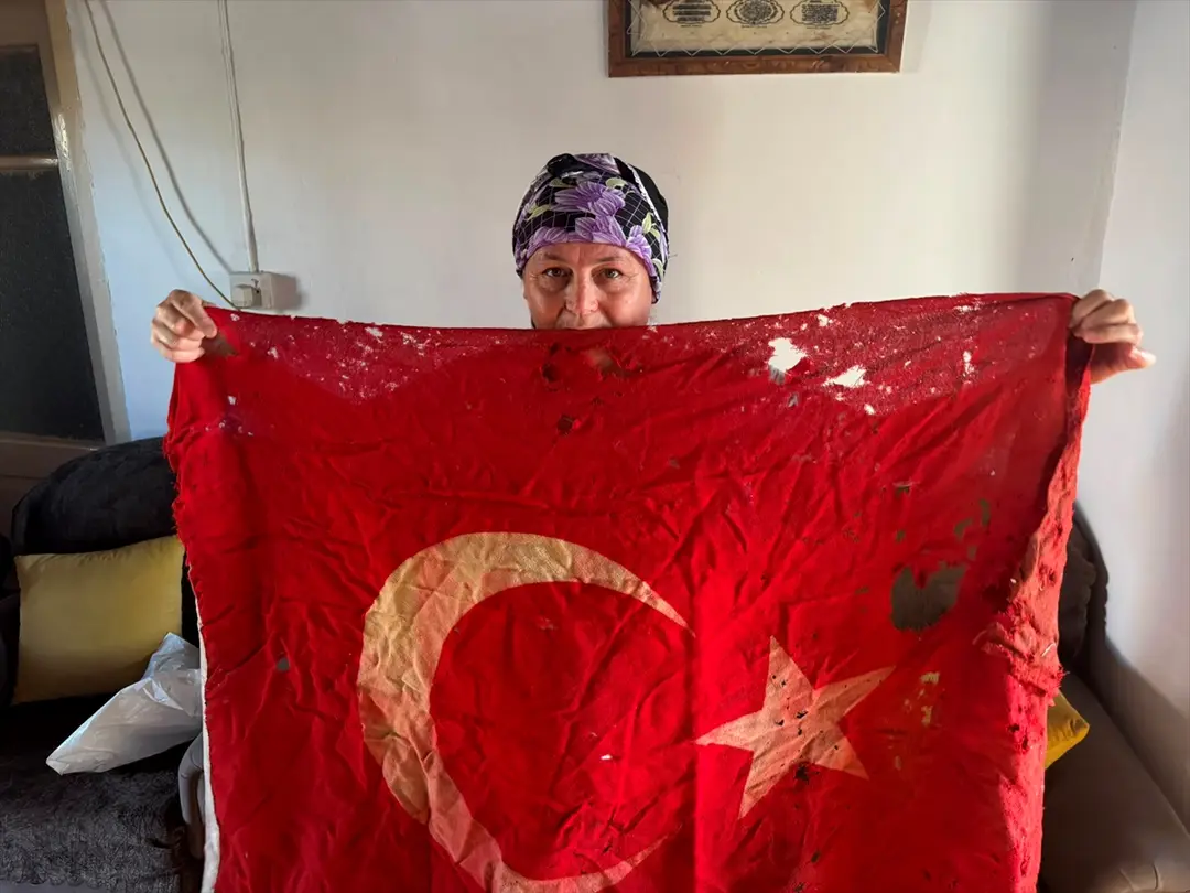 KKTC'li Aynur Gazcıoğlu: Kıbrıs bayrağını 36 yıldır saklıyor
