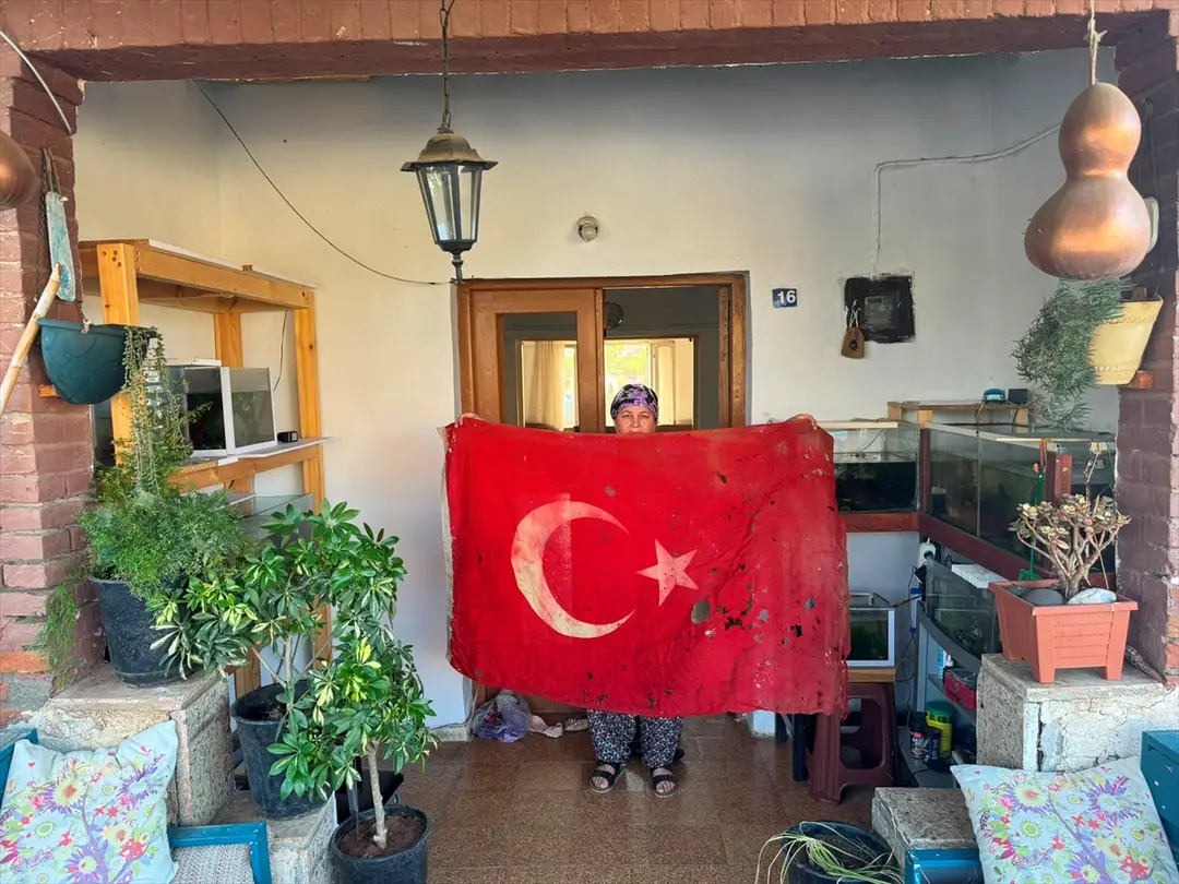 KKTC'li Aynur Gazcıoğlu: Kıbrıs bayrağını 36 yıldır saklıyor