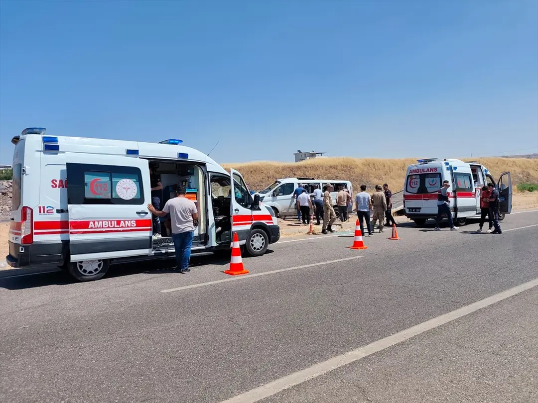 Diyarbakır'da öğrenci servisi ile otomobil çarpıştı: 19 yaralı