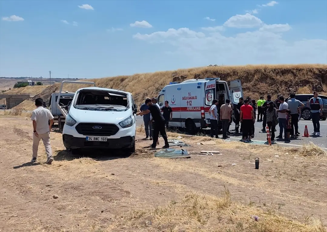 Diyarbakır'da öğrenci servisi ile otomobil çarpıştı: 19 yaralı
