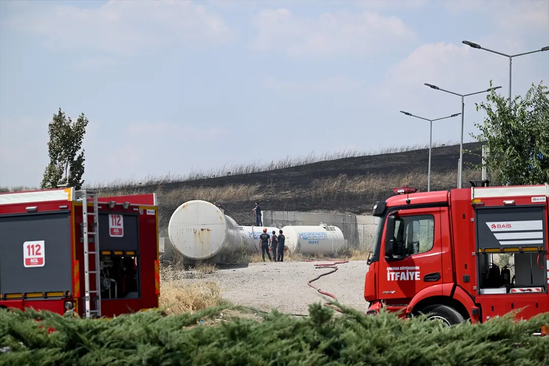 Ankara Yenimahalle'de ot yangınına havadan ve karadan müdahale