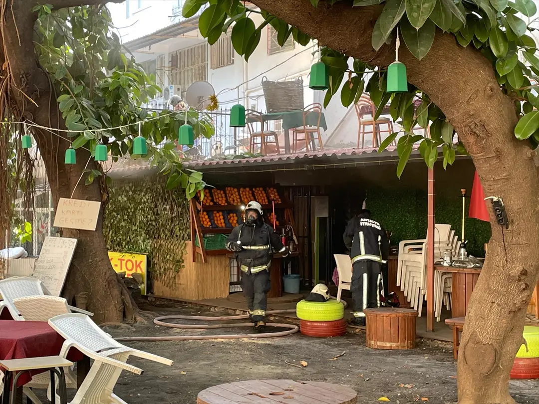 Antalya'da çay bahçesi yangını: İş yerinde hasar oluştu