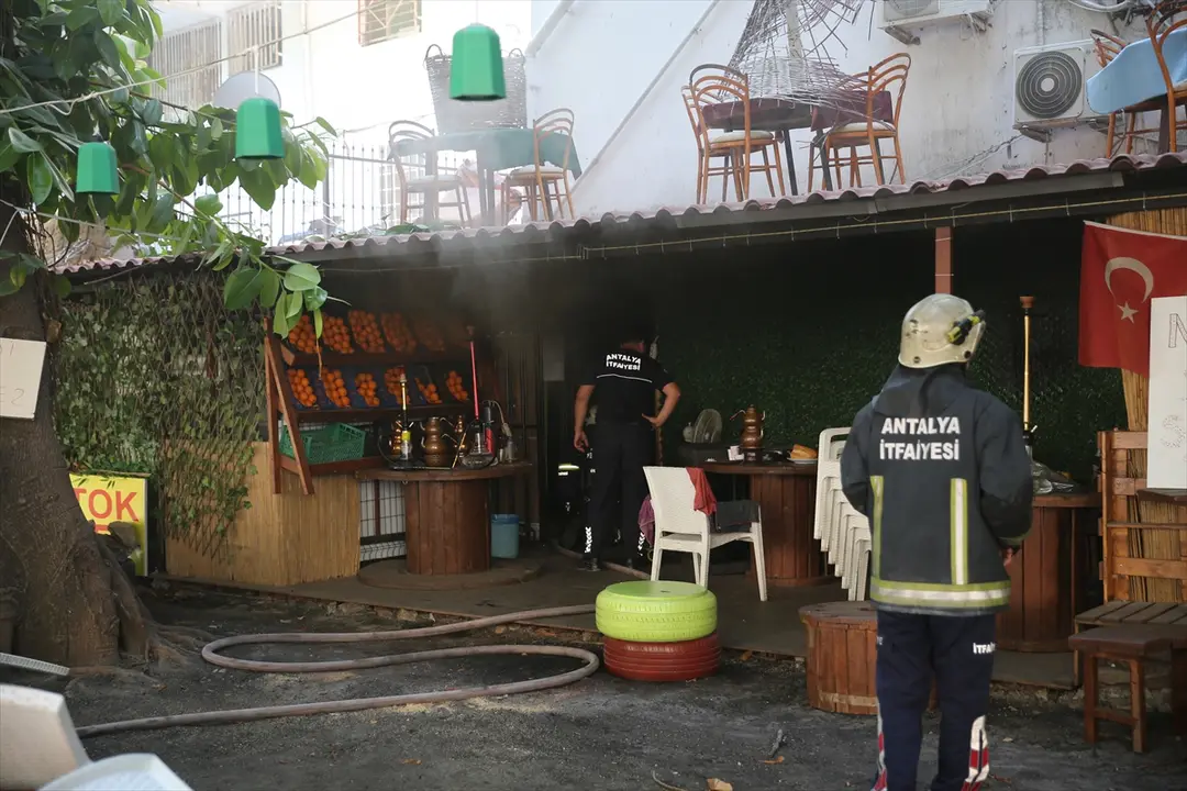 Antalya'da çay bahçesi yangını: İş yerinde hasar oluştu