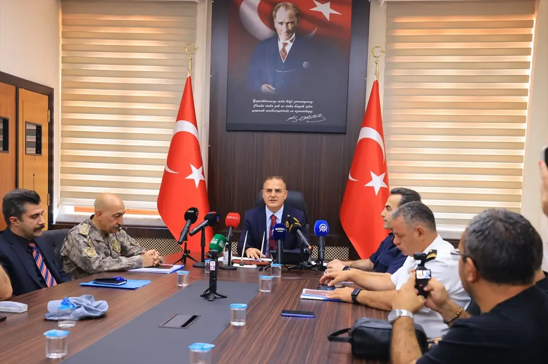 Muğla Valisi Akbıyık: Yangınlara 23 hava aracı, 1943 personel hazır