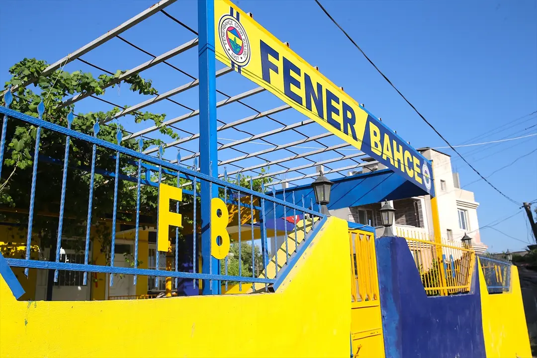 Earthquake Survivor Mehmet Saçar Paints Home Fenerbahçe Colors