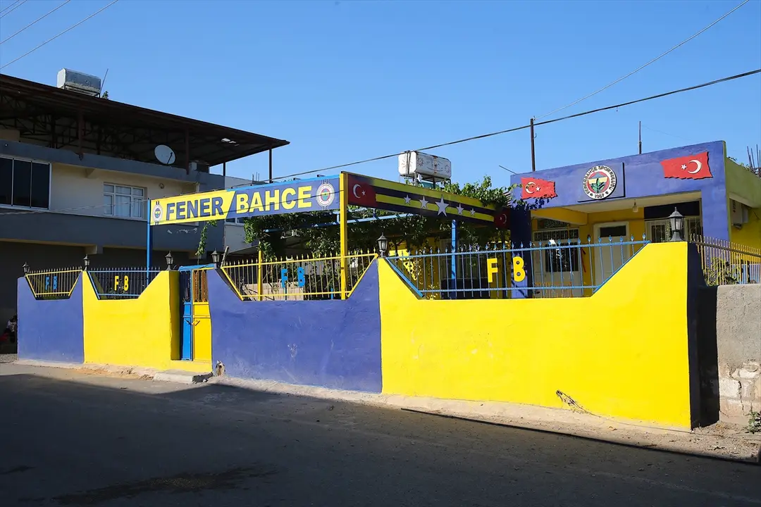 Earthquake Survivor Mehmet Saçar Paints Home Fenerbahçe Colors