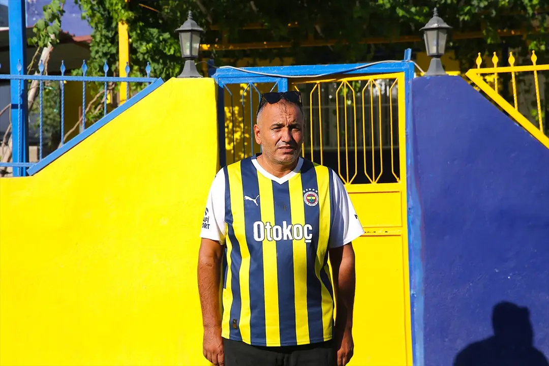 Earthquake Survivor Mehmet Saçar Paints Home Fenerbahçe Colors