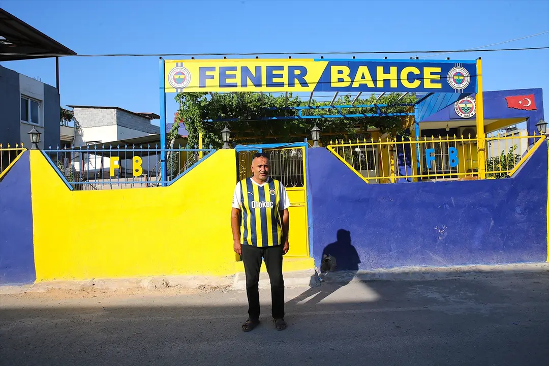 Earthquake Survivor Mehmet Saçar Paints Home Fenerbahçe Colors