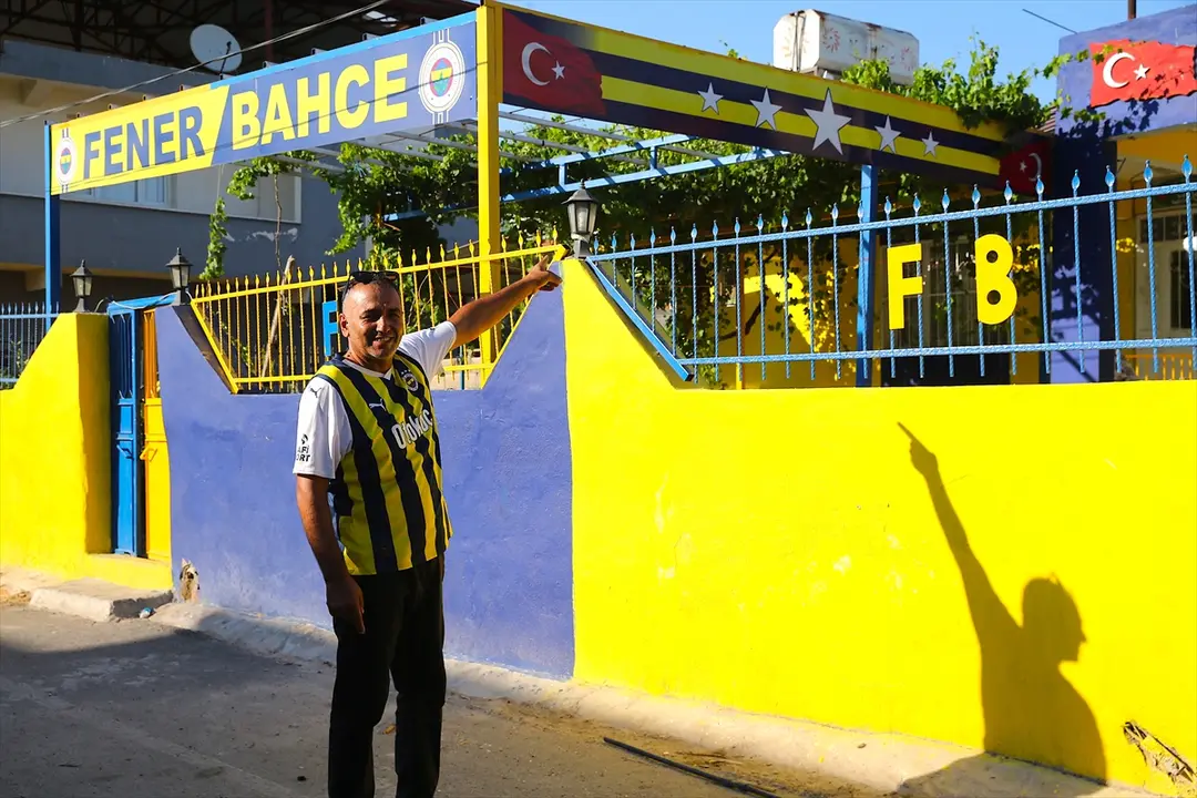 Earthquake Survivor Mehmet Saçar Paints Home Fenerbahçe Colors