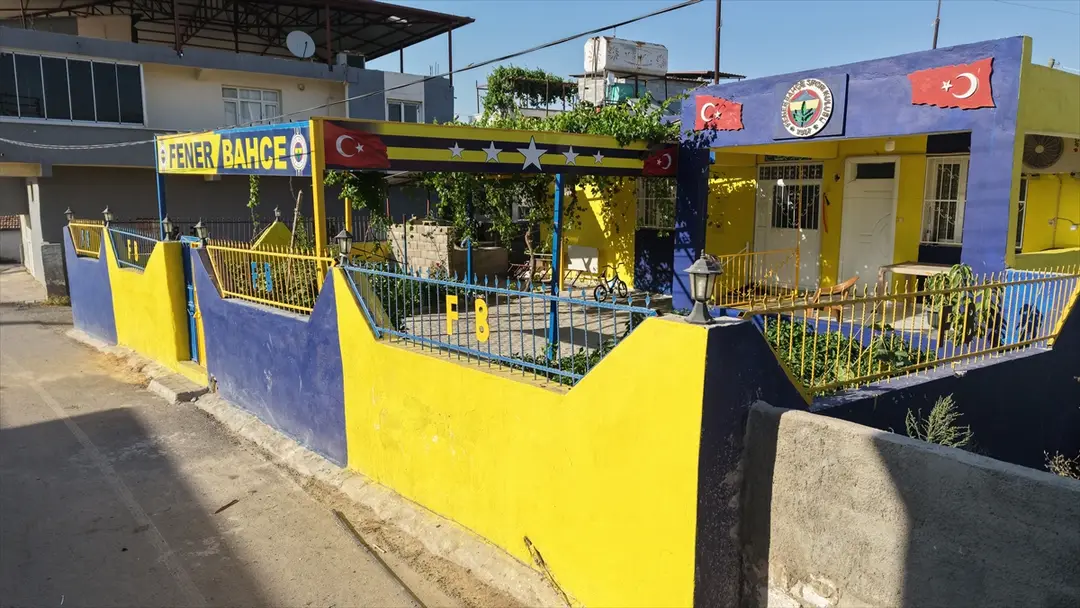 Earthquake Survivor Mehmet Saçar Paints Home Fenerbahçe Colors