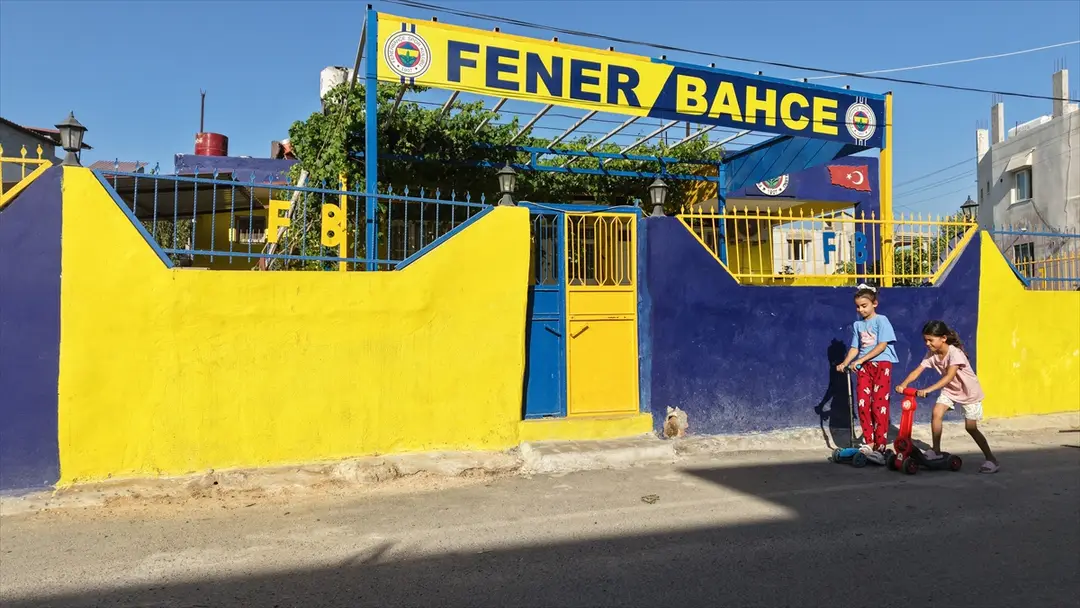 Earthquake Survivor Mehmet Saçar Paints Home Fenerbahçe Colors