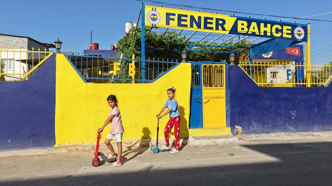 Earthquake Survivor Mehmet Saçar Paints Home Fenerbahçe Colors