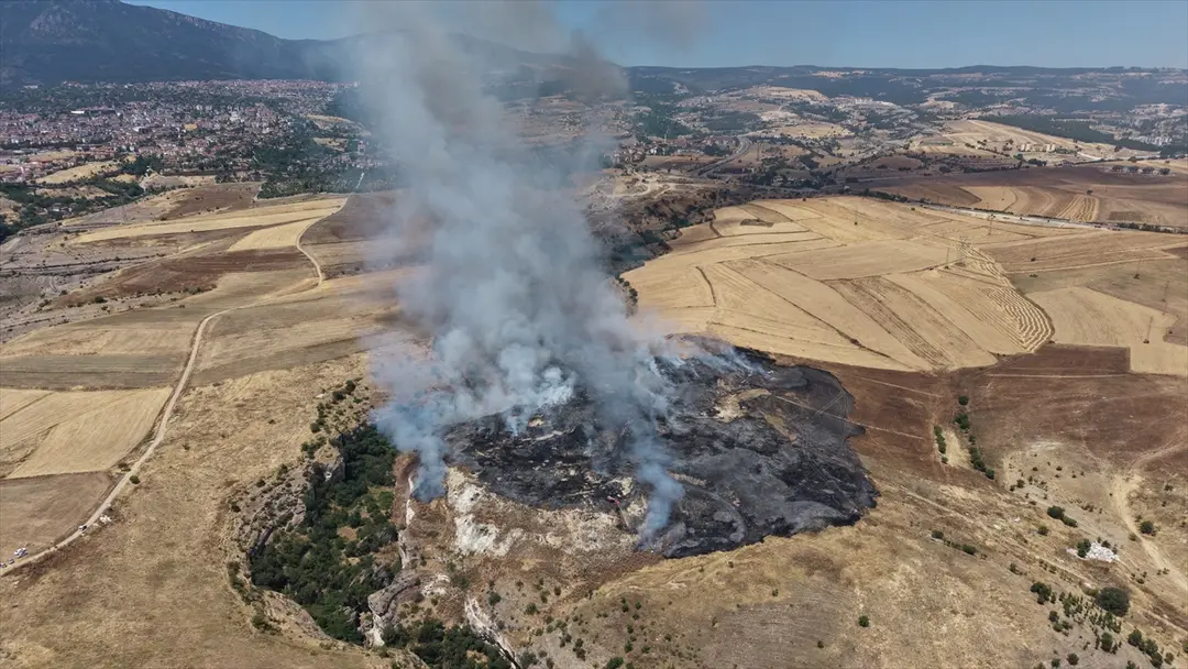 Stoppelfeldbrand in Safranbolu: Einsatzkräfte greifen ein