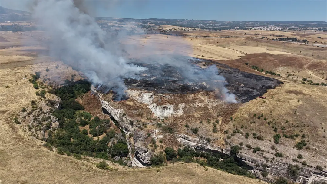 Stoppelfeldbrand in Safranbolu: Einsatzkräfte greifen ein