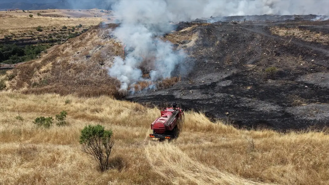 Stoppelfeldbrand in Safranbolu: Einsatzkräfte greifen ein